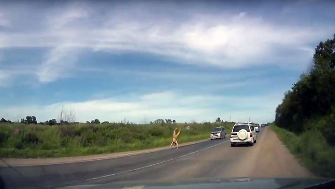 Сальто на дороге - слабоумие и отвага