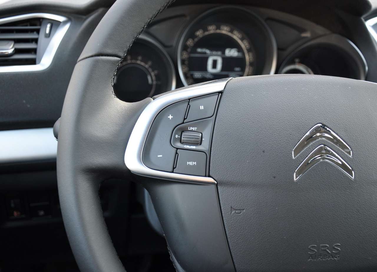 Клавиши управления круиз-контролем довольно крупные. Пользоваться в движении достаточно удобно.