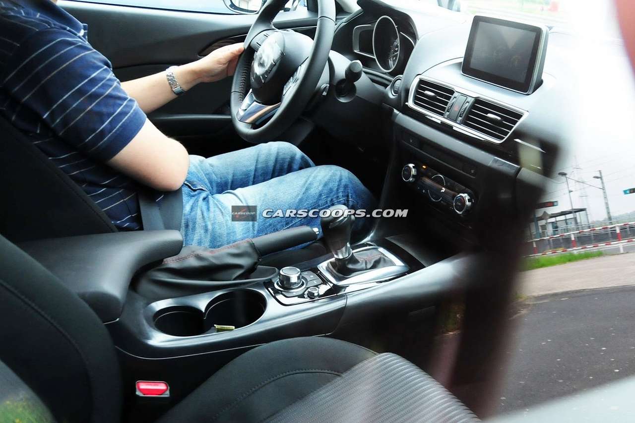 Новая Mazda3 приятно удивила своим интерьером