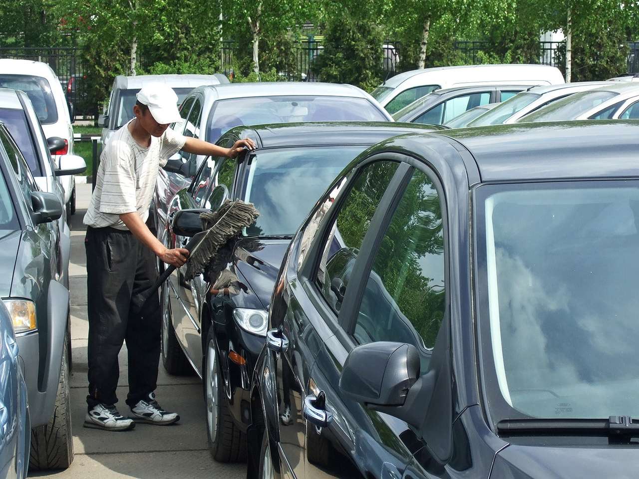 Докатились: россияне пересаживаются на подержанные Lada