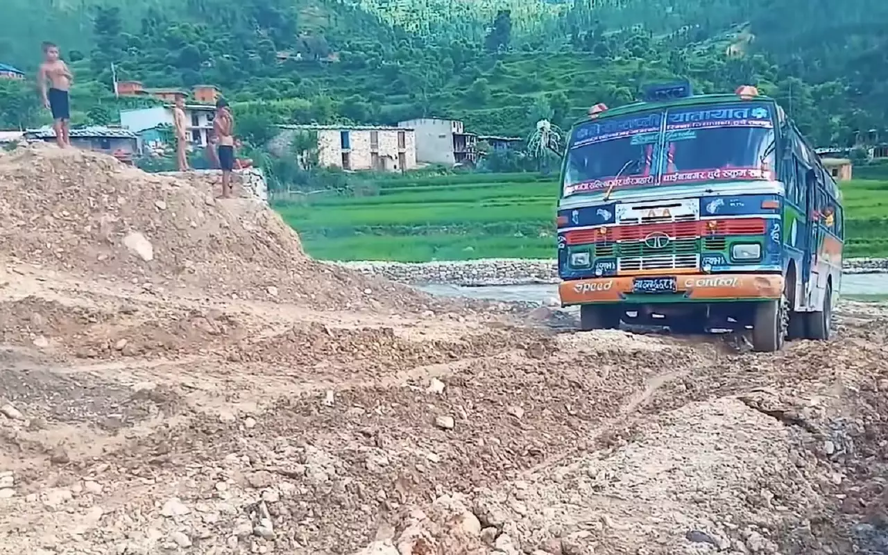 Из последних сил: как ездить на автобусе по бездорожью (видео)