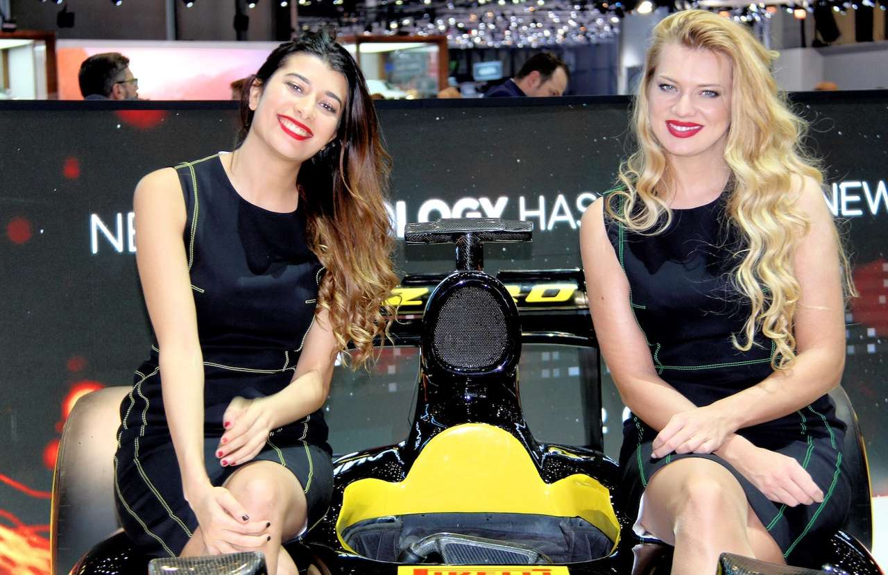 Девушки у красивых авто в Женеве-2018