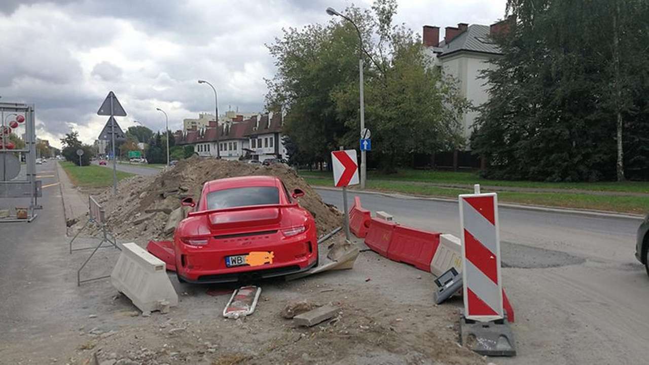 Пьяный водитель разбил новый Porsche и пошел… спать