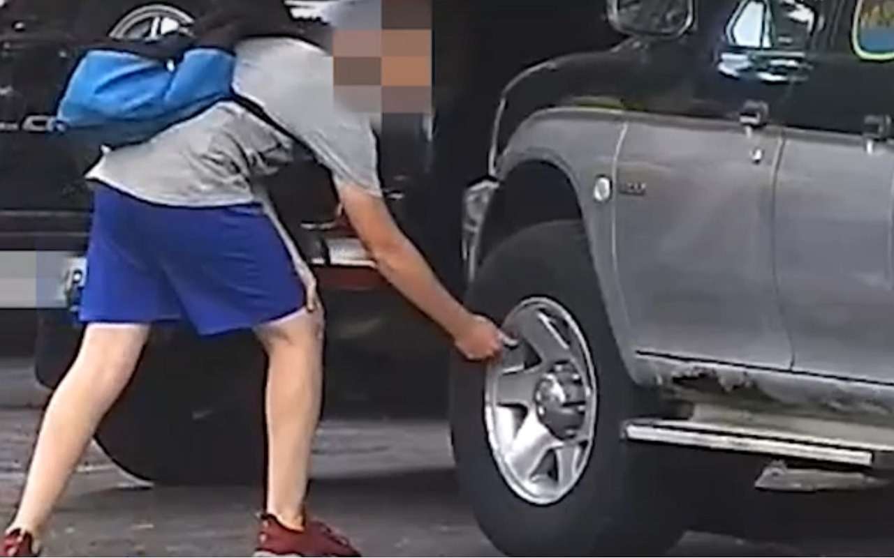 Тиктокеров, скручивающих колпачки с колес, начала ловить ГИБДД