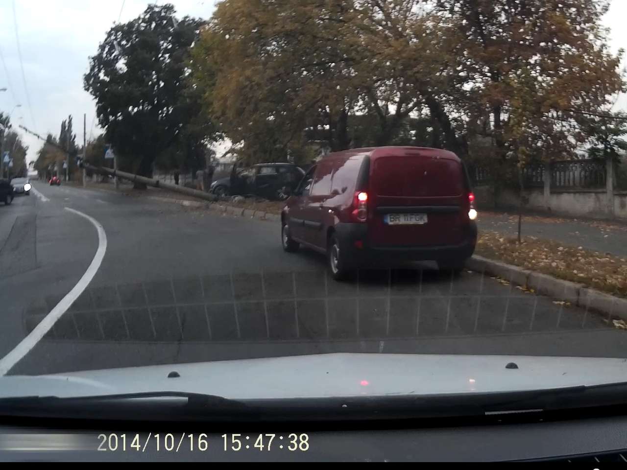 Лихач на Audi Q7 на ходу «срезает» фонарный столб (ВИДЕО)