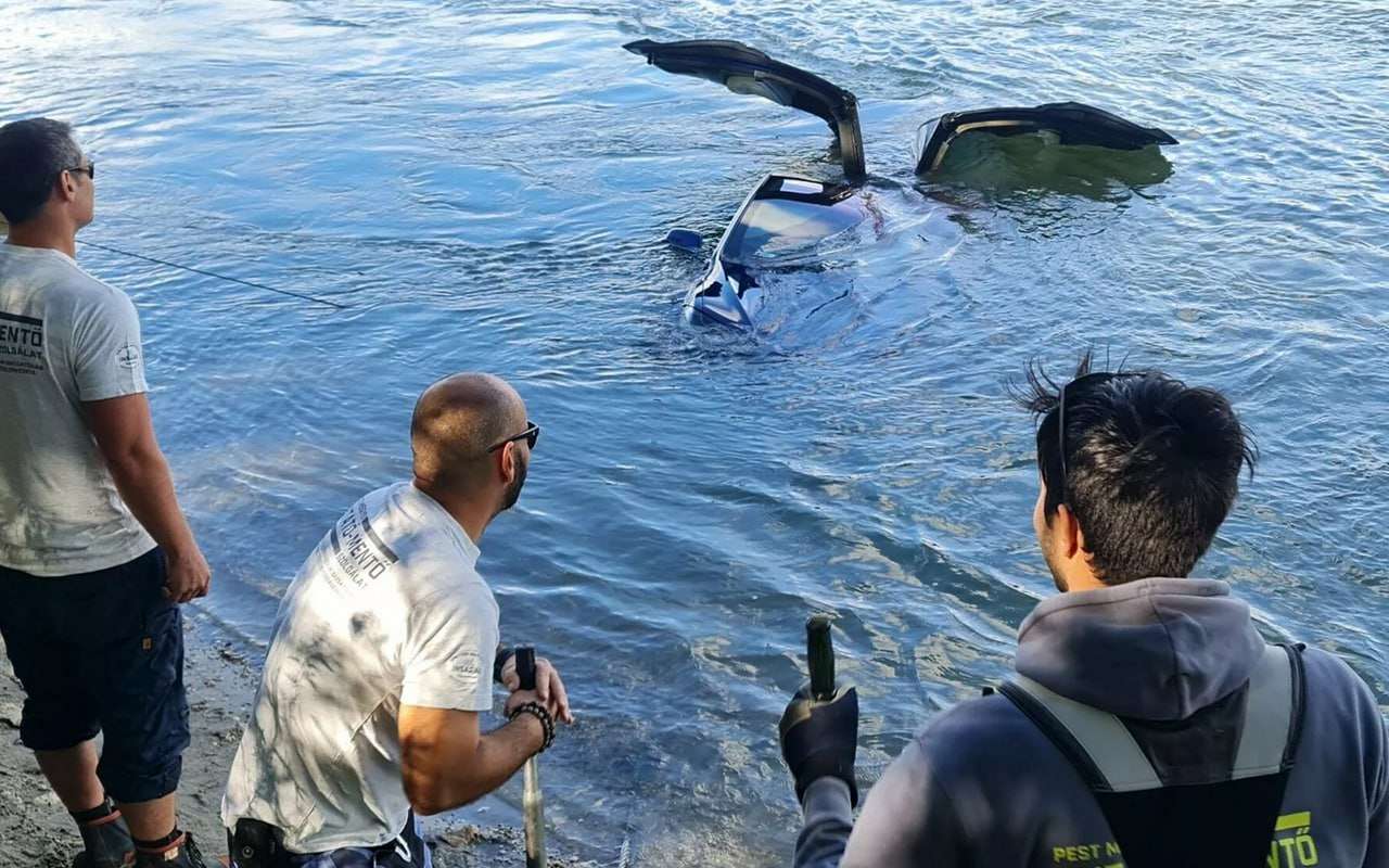 И так бывает: утонувшую Теслу продали за 24 тыс. долларов