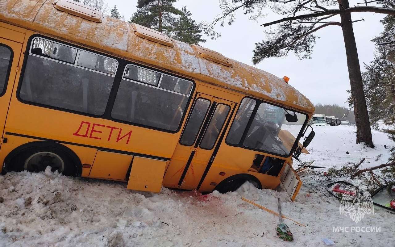 Автобус с детьми столкнулся с фурой в Псковской области