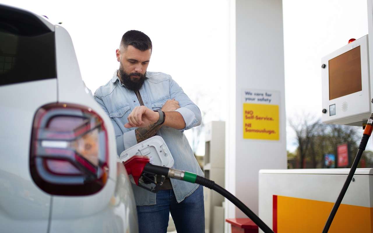 За год сильнее всего бензин подорожал в Чечне: Росстат обнародовал данные