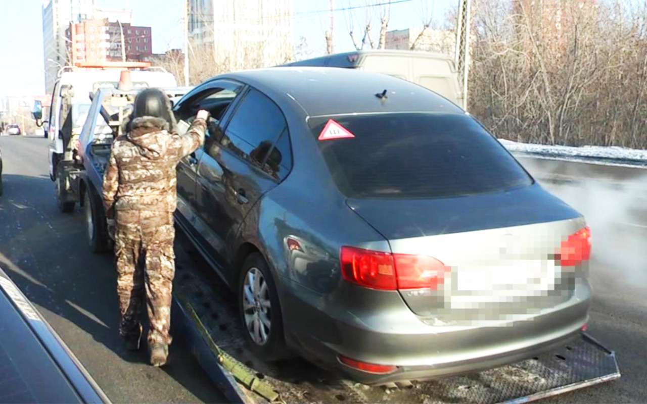 Приставы за сутки превратили в пешеходов десяток владельцев дорогих иномарок