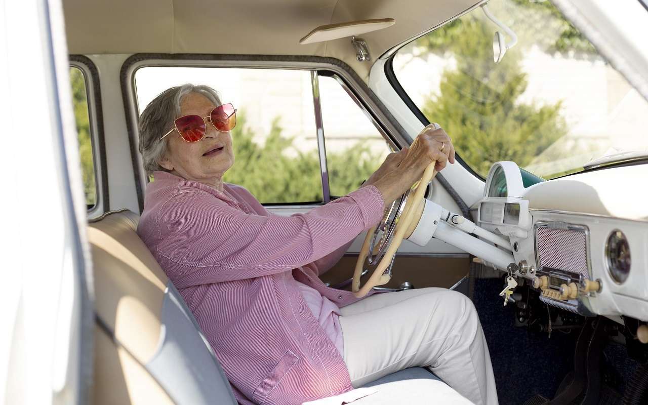 Пенсионеров в России будут пускать за руль только после медосмотра