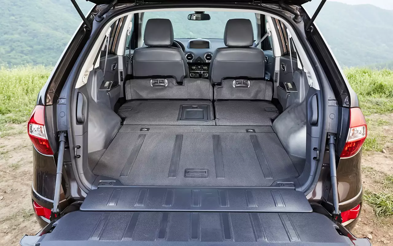 Задняя дверь – двустворчатая, что не всем нравится. Но к форме багажника и погрузочной высоте претензий никаких, а нижнюю створку удобно использовать как столик для пикника.