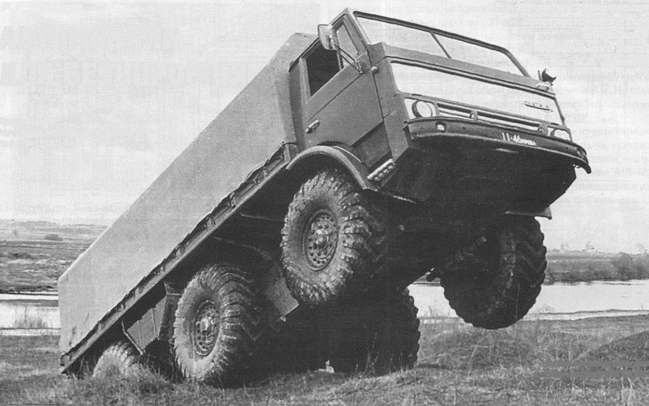 ЗИЛ, который по проходимости делал гусеничные тракторы