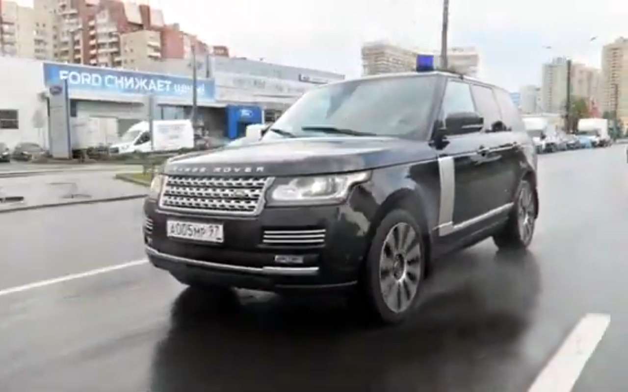 Мажоры устроили покатушки на машине с мигалкой и номерами Дмитрия Рогозина