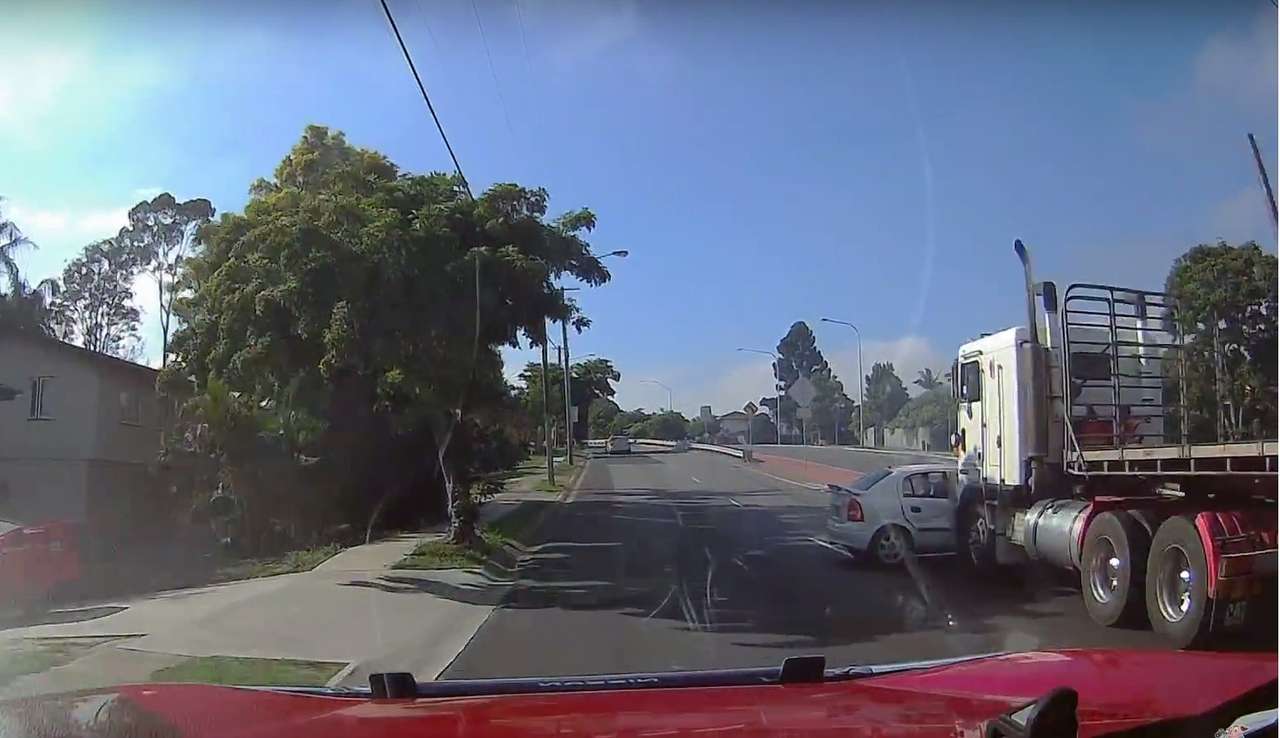 Легковушка против грузовика: история о мертвой зоне