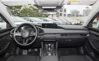 Интерьер Mazda 3 Axelia 2025