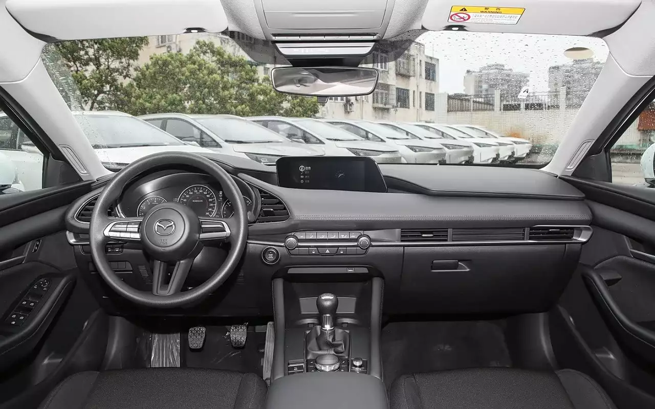 Интерьер Mazda 3 Axelia 2025