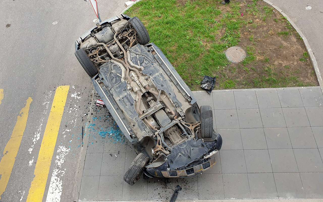 Машина вылетела с 3-го этажа парковки – водитель встал и пошел