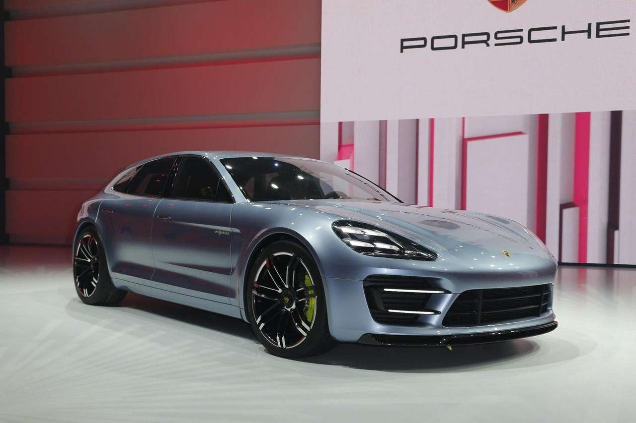 Porsche Panamera Sport Turismo Concept призван также продемонстрировать новое дизайнерское направление марки. Иными словами, присмотритесь к шоу-кару – возможно, кое-какие стилистические решения перекочуют на абсолютно новую или же рестайлинговую модель Panamera