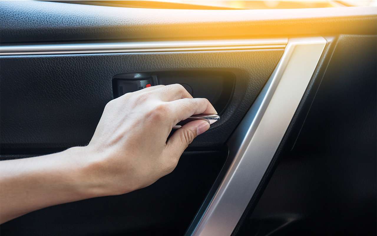 Смертельный номер: девушка выпрыгнула из машины на скорости 100 км/ч