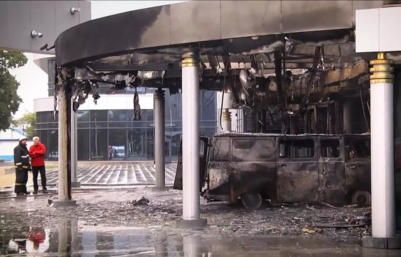 В Екатеринбурге начиненный бензином и газом УАЗ протаранил кинотеатр