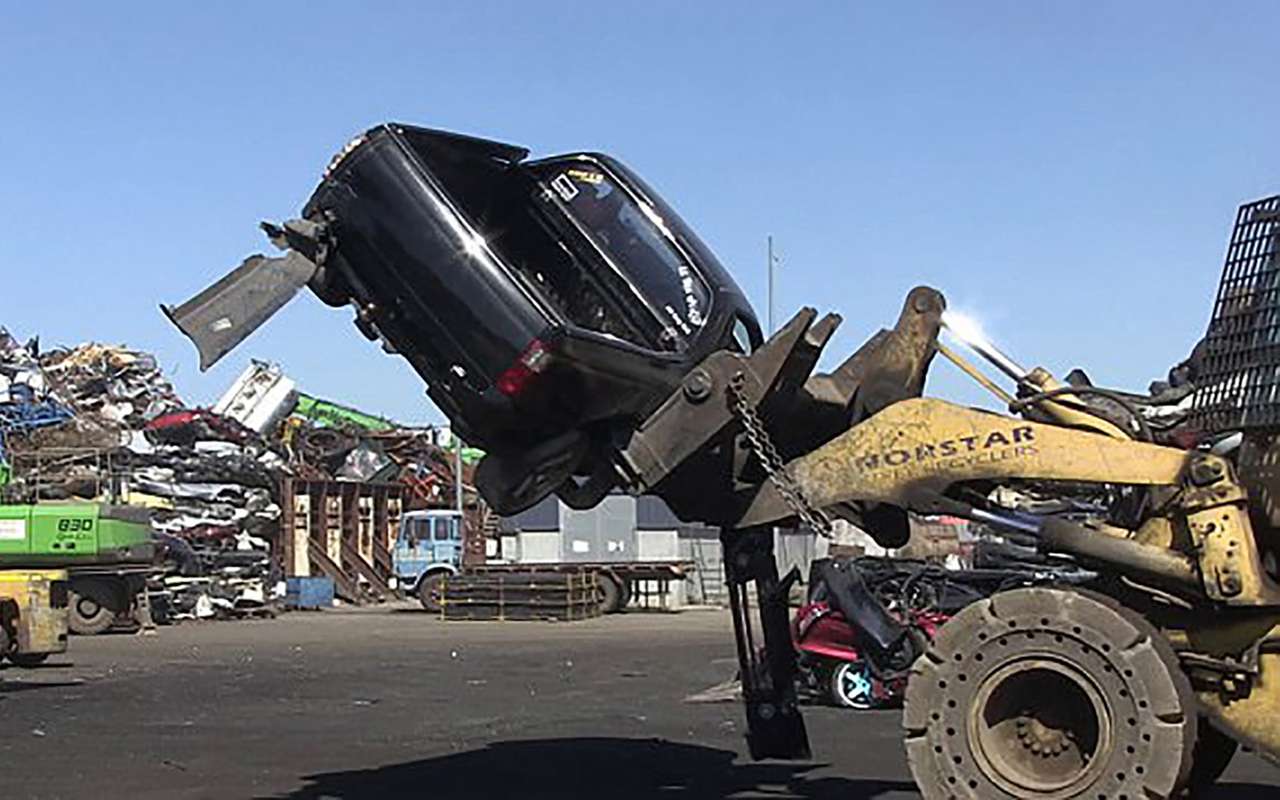 Полиция показала на видео уничтожение автомобилей стритрейсеров