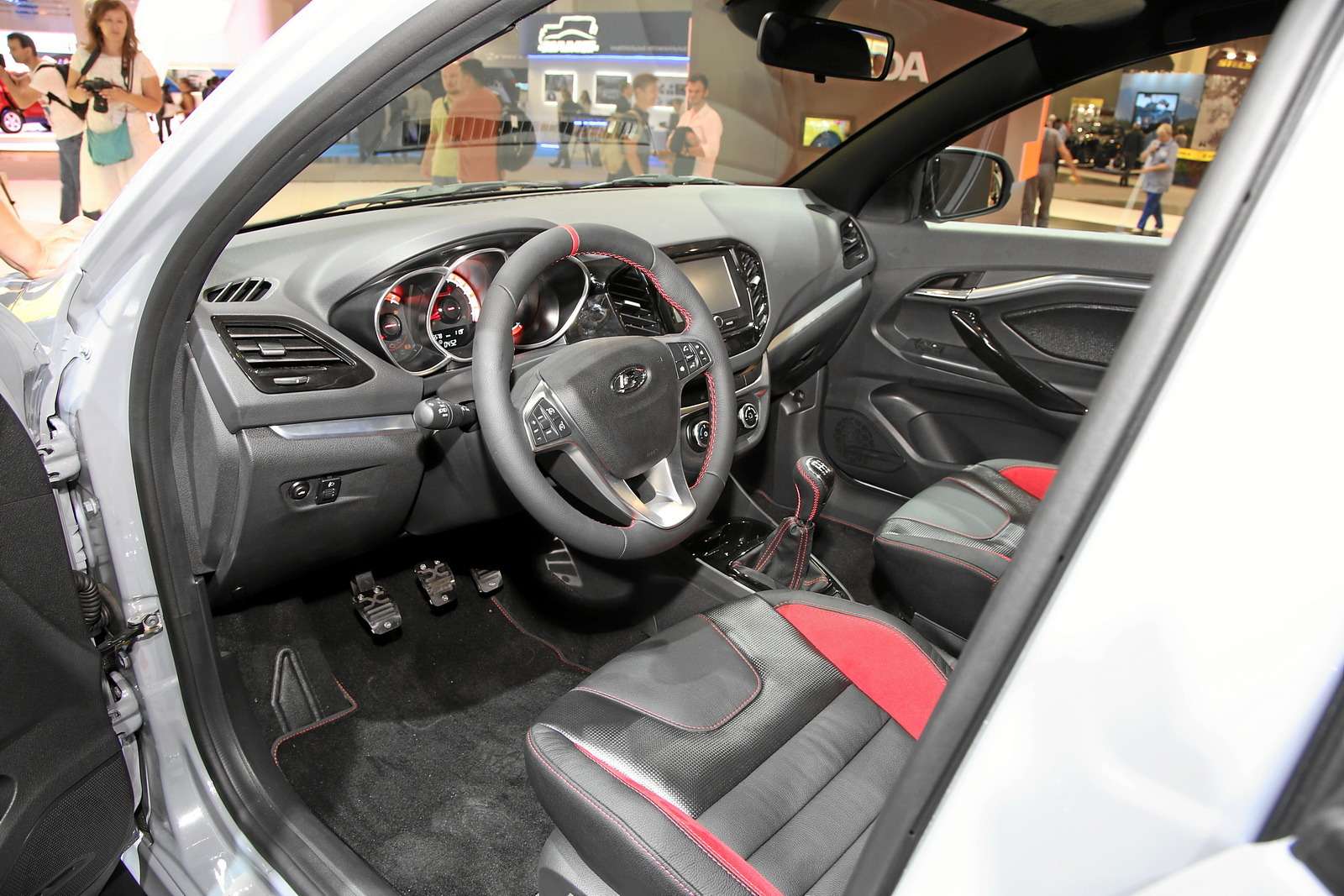 Лада веста спорт фото салона Накладка руля, перекрас в черный глянец. Lada Vesta Sport, 1,8 л, 2019 года ст