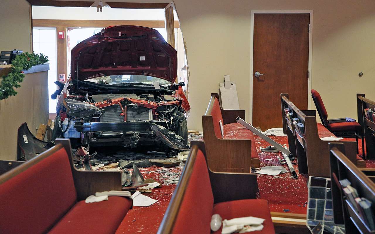 Шестеро прихожан попали под колеса автомобиля прямо в церкви