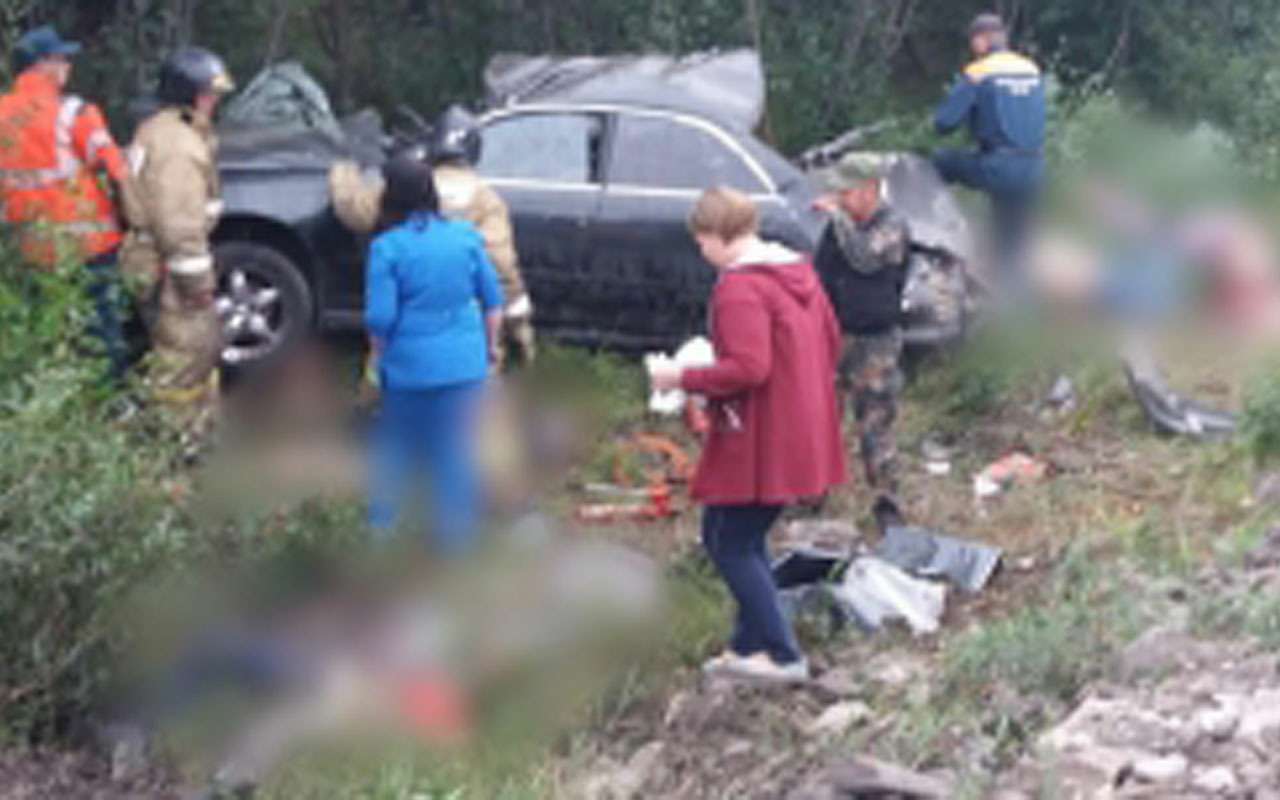 Пять человек погибли при лобовом ударе