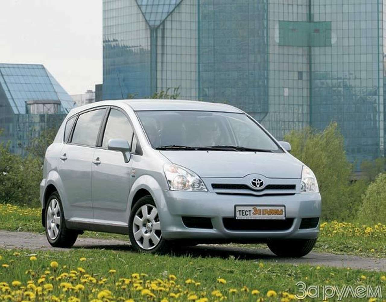 Toyota Corolla Verso. Такая нужна самому!