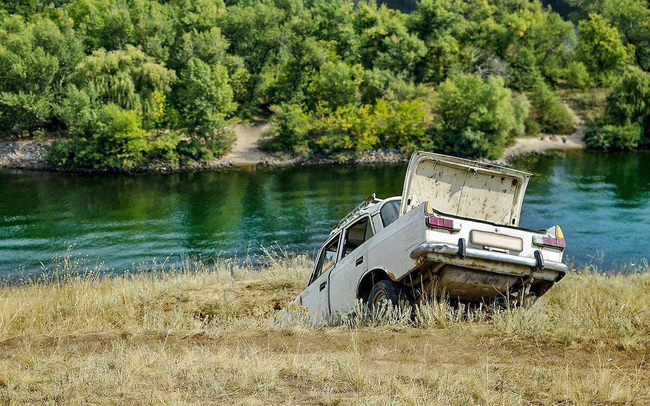 Влетели в яму и сломались? Вот как получить деньги с дорожников