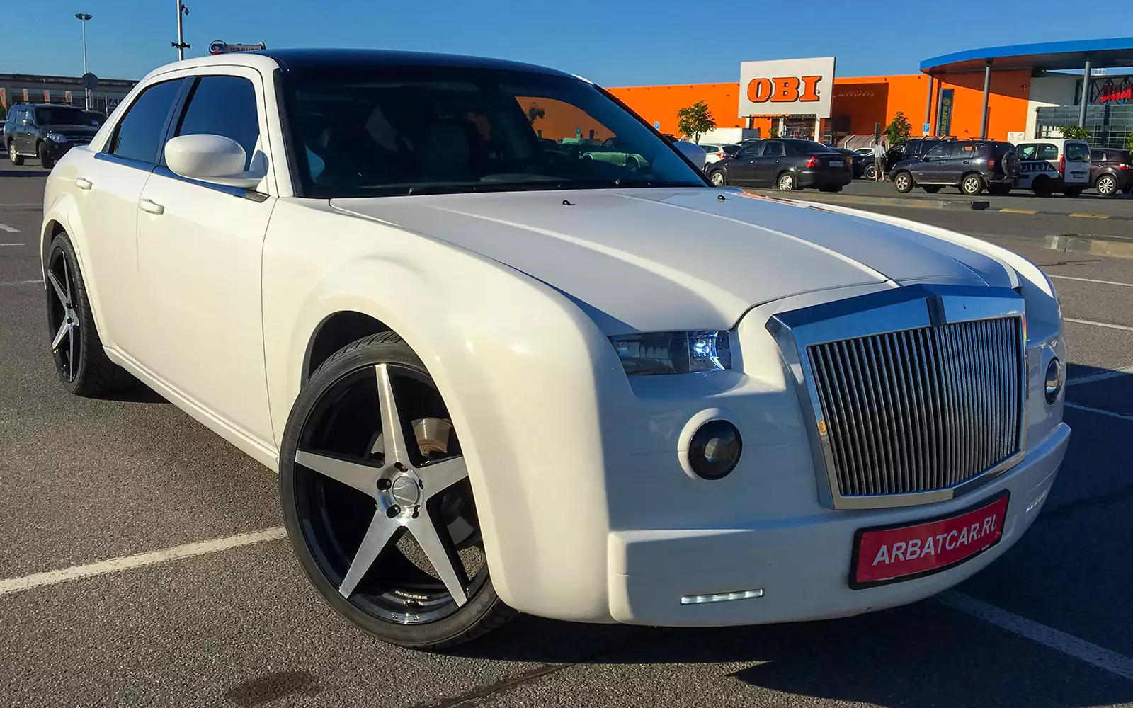 Переделанные новую. Chrysler 300c Роллс Ройс. Chrysler 300 Tuning. Chrysler 300c Rolls-Royce Style. Роллс Ройс 300.