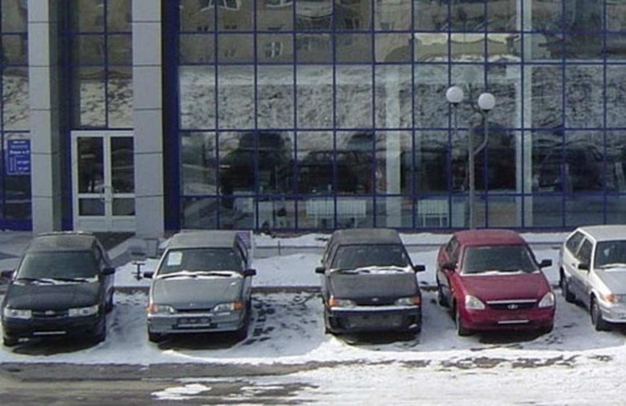 Работники АВТОВАЗа хотят видеть на заводской парковке только Lada
