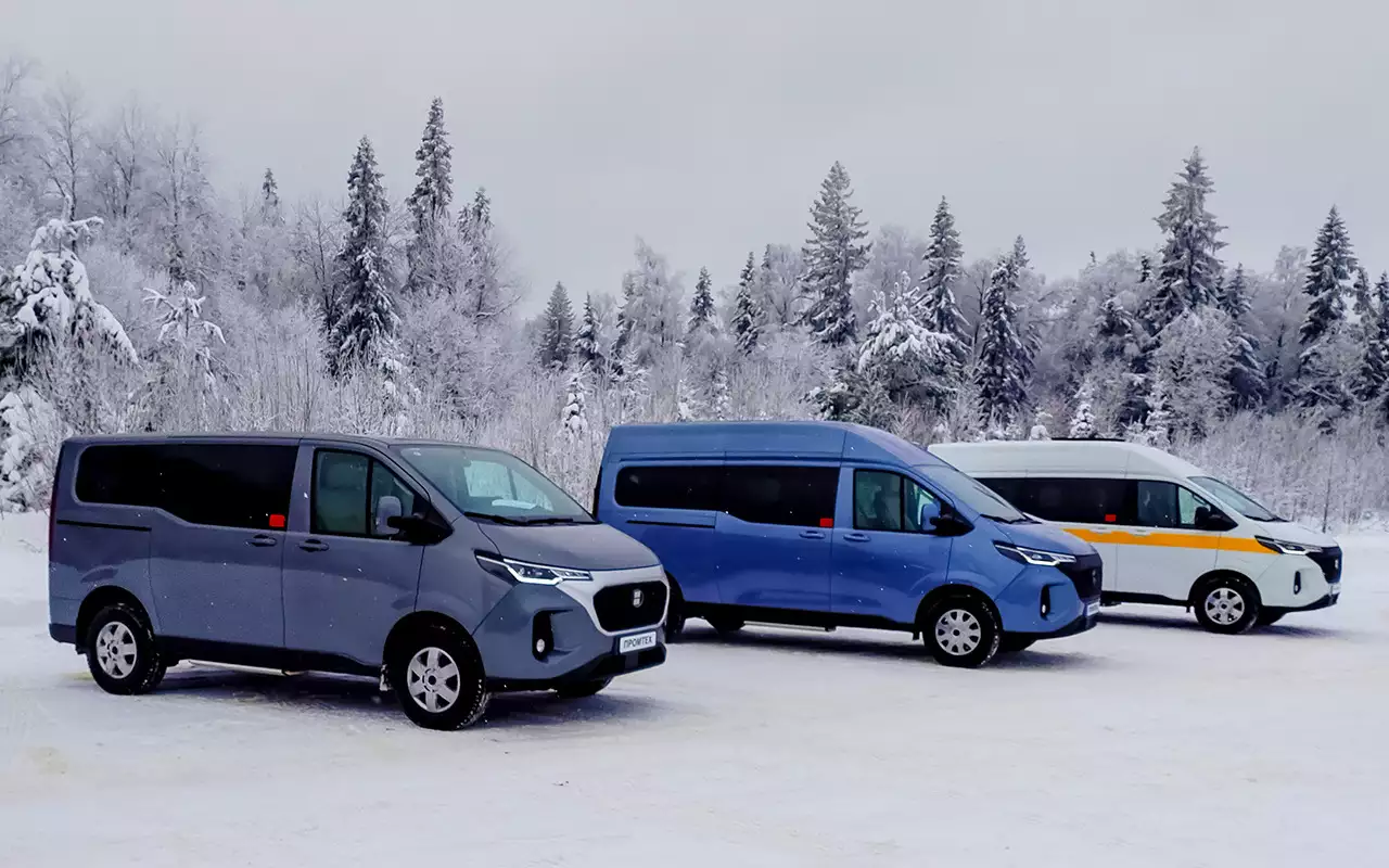 Для знакомства мне выкатили версии L1H1 (4998×2030×2030 мм, серая машина на переднем плане) и L2H2 (5364×2030×2420 мм, синяя и белая машины). Можно заказать длинную базу в сочетании с низкой крышей. Появится и сверхдлинный вариант L3H2 (5940×2030×2420 мм).
Решетка и бампер – разработки Промтеха. Окантовка может быть серой или черной. Фары – свето­диодные во всех комплектациях.