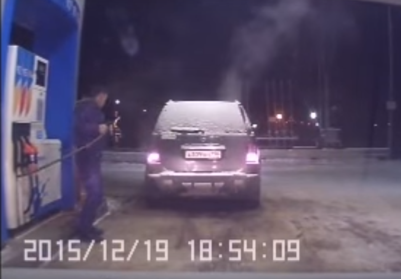 Пьяный водитель Мерседеса против заправочного шланга (ВИДЕО)