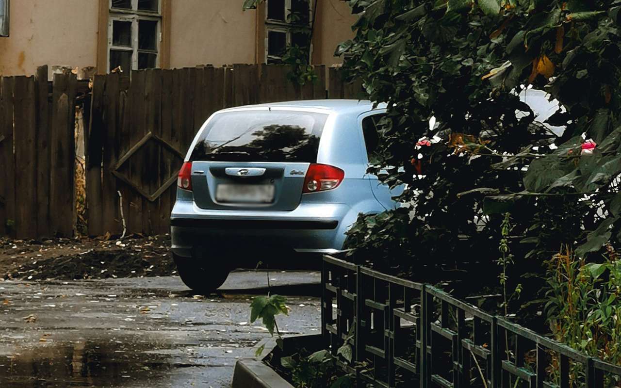 Автомобиль перекрыл двор – куда жаловаться?