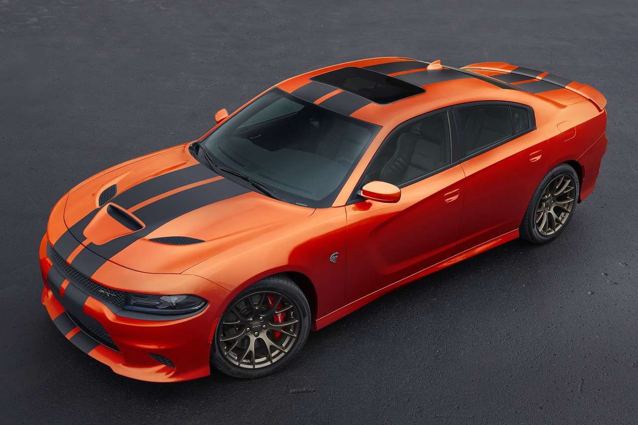 Угнали за минуту: Dodge Hellcat вытолкали из автосалона