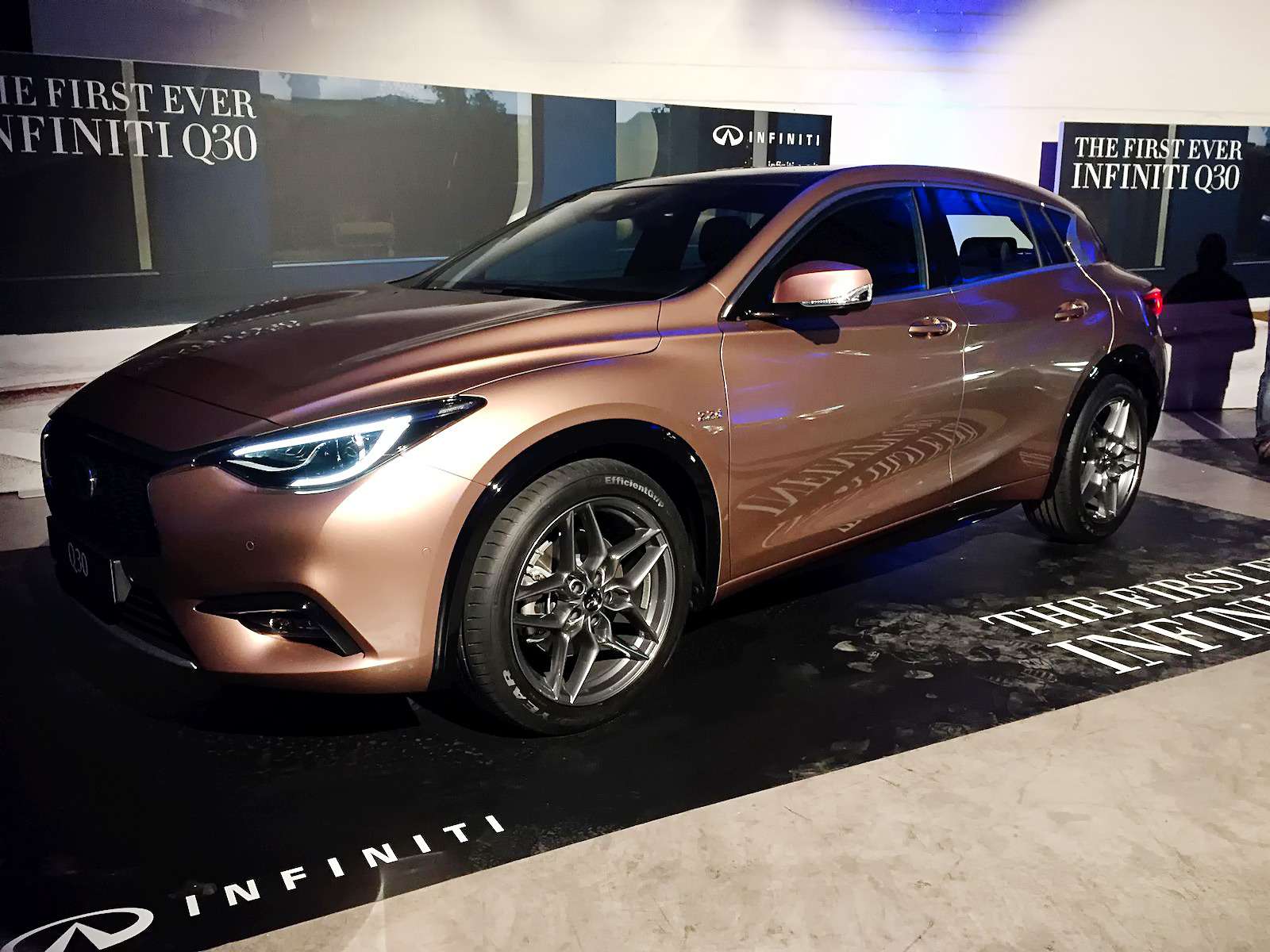 Ищем 10 отличий хэтчбека Infiniti Q30 от Мерседеса