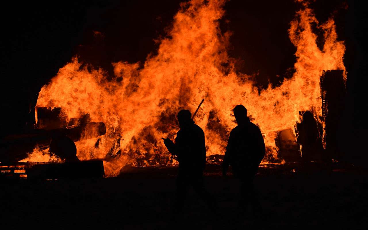 38 млн долларов в пепел – горит хранилище Tesla