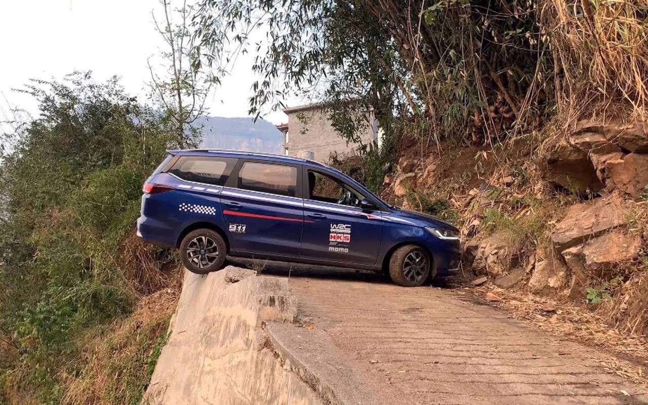 Опасный разворот на краю пропасти — не промахнулся!