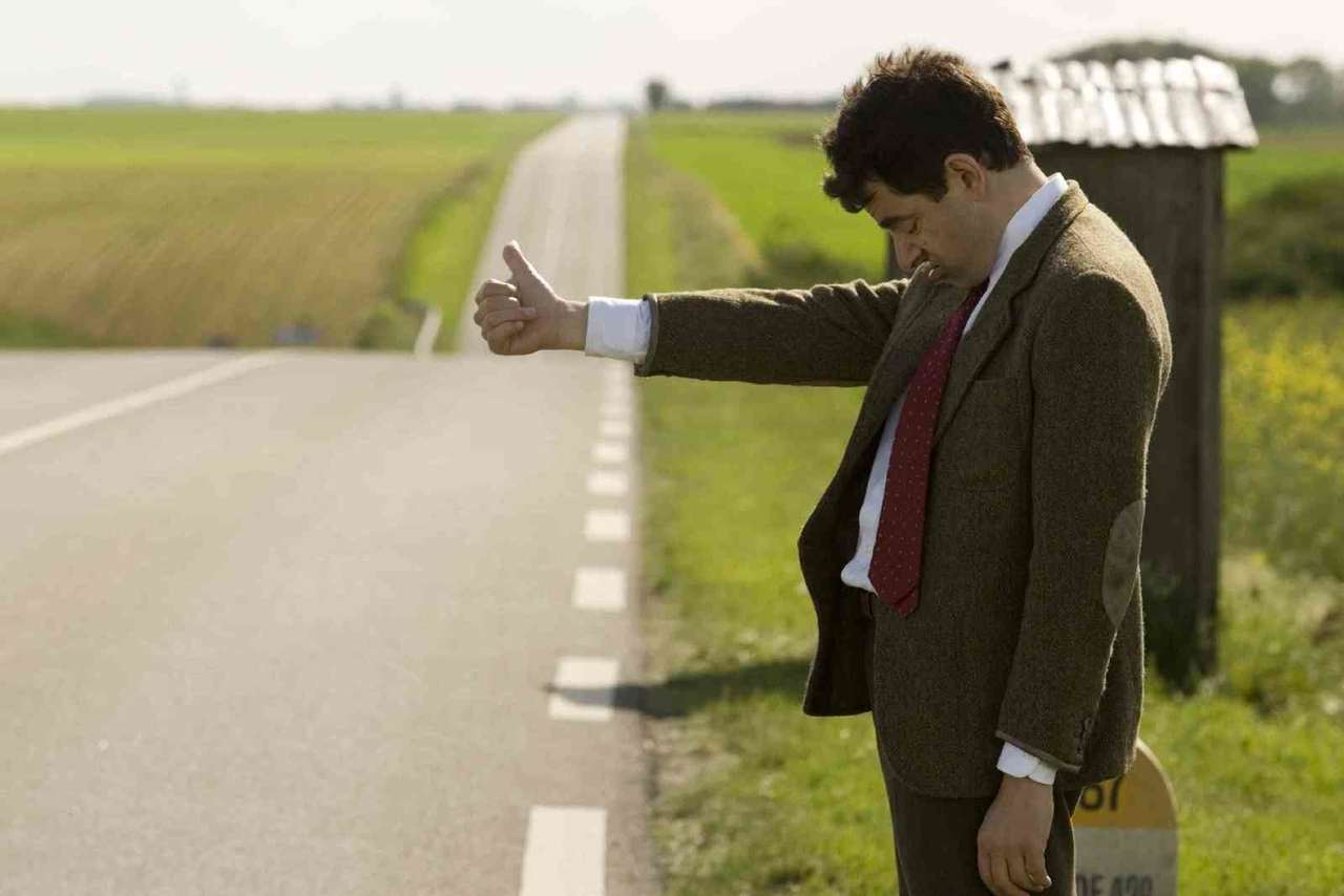 С появлением онлайн-сервисов типа BlaBlaCar автостоп стал уходить в историю, но в России он вновь может стать актуальным. На фото: кадр из кинофильма «Мистер Бин на отдыхе».