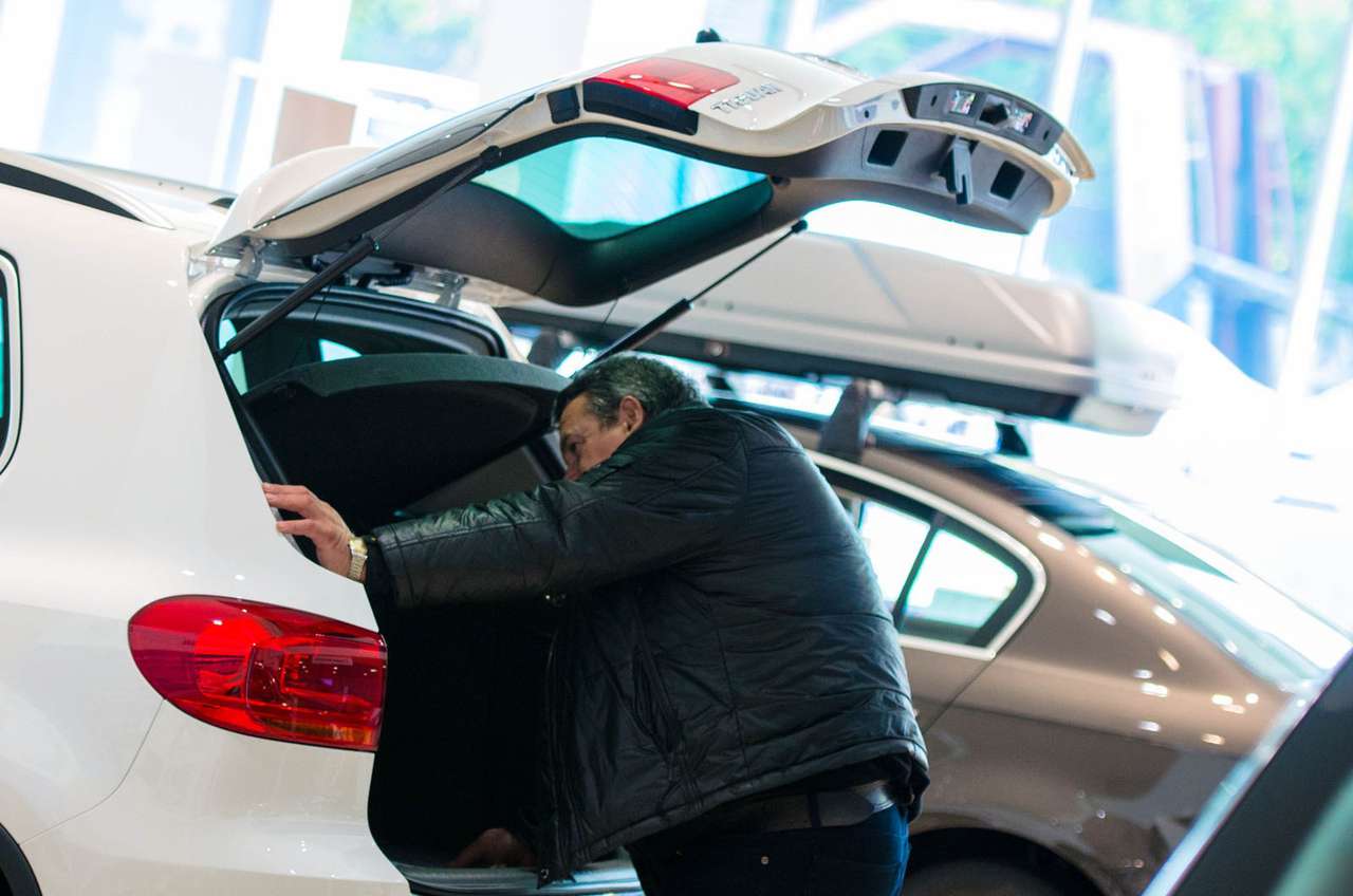 Дилеры приостановили продажи из-за падения рубля