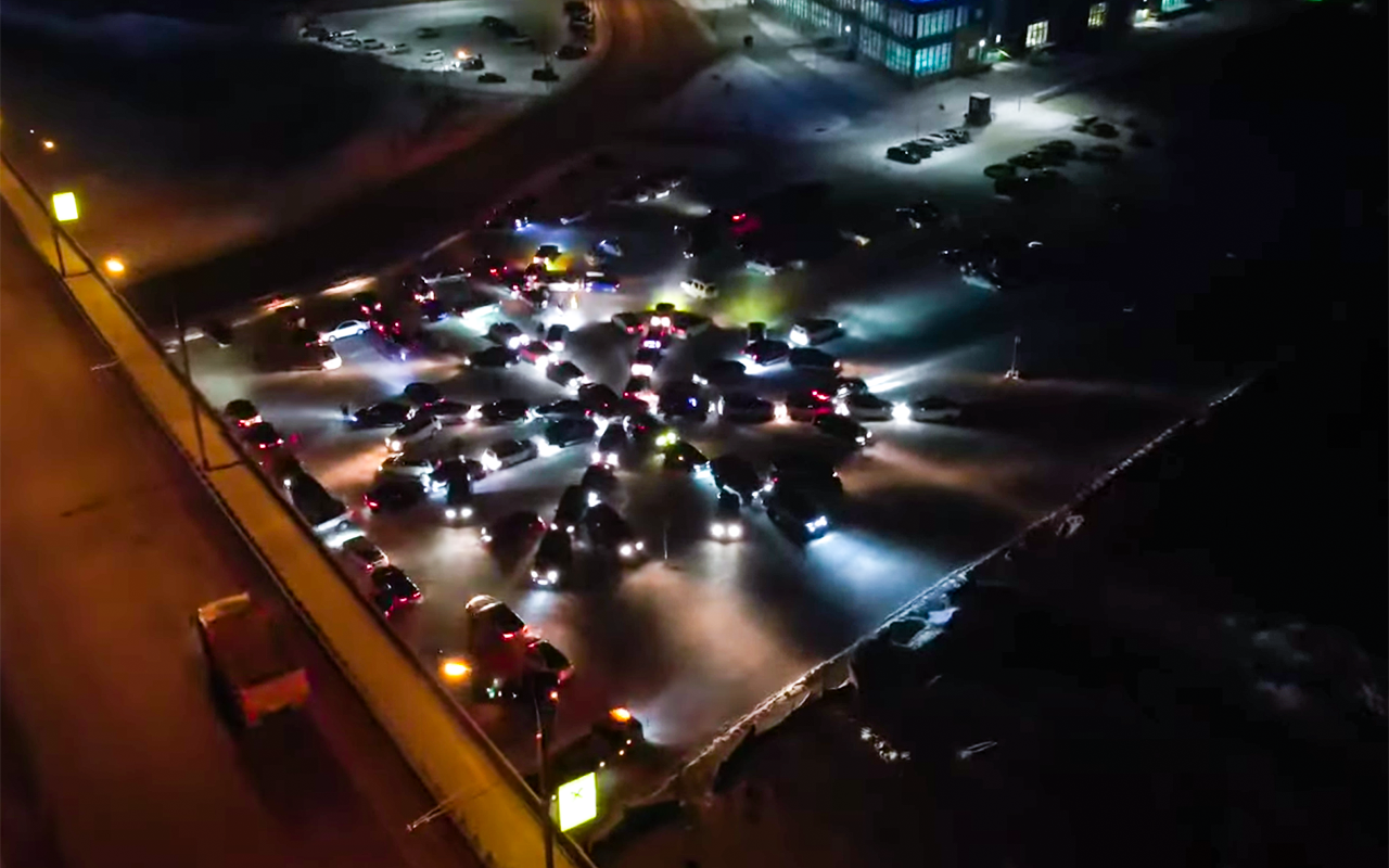 Привет из новогодней столицы: в Новосибирске провели масштабный флешмоб