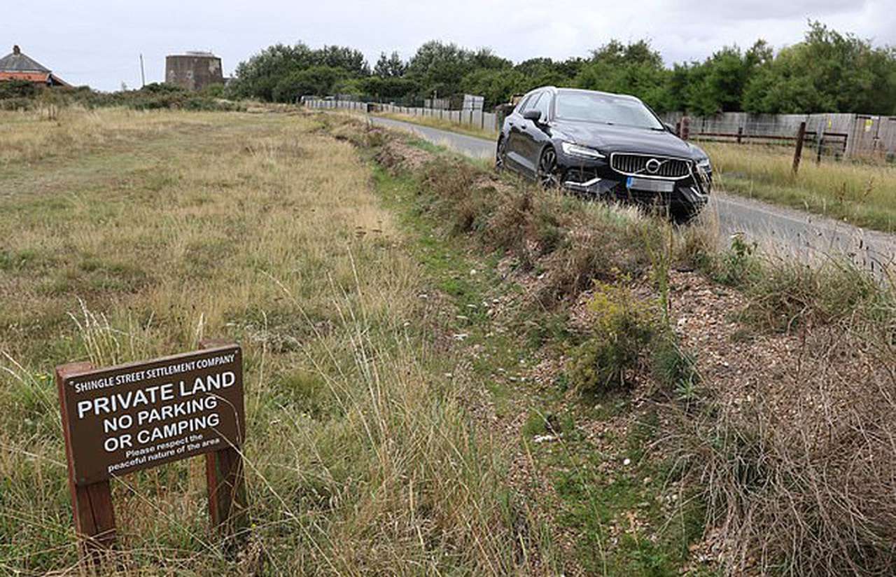 Жители деревни вырыли траншеи, чтобы помешать парковаться автотуристам