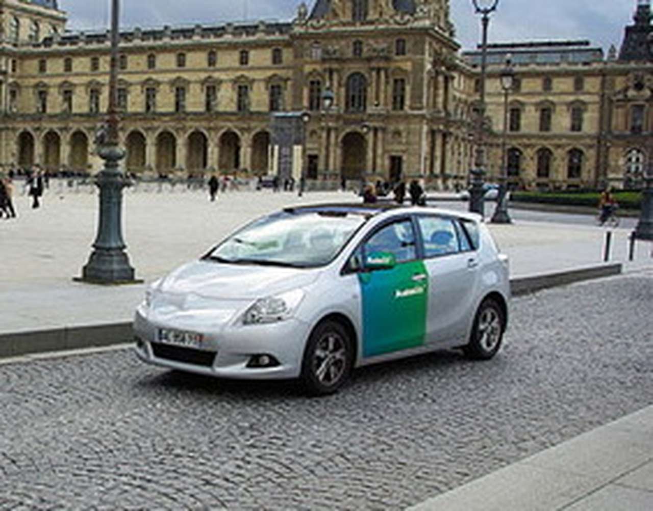 В Париже электромобиль наехал на пешехода