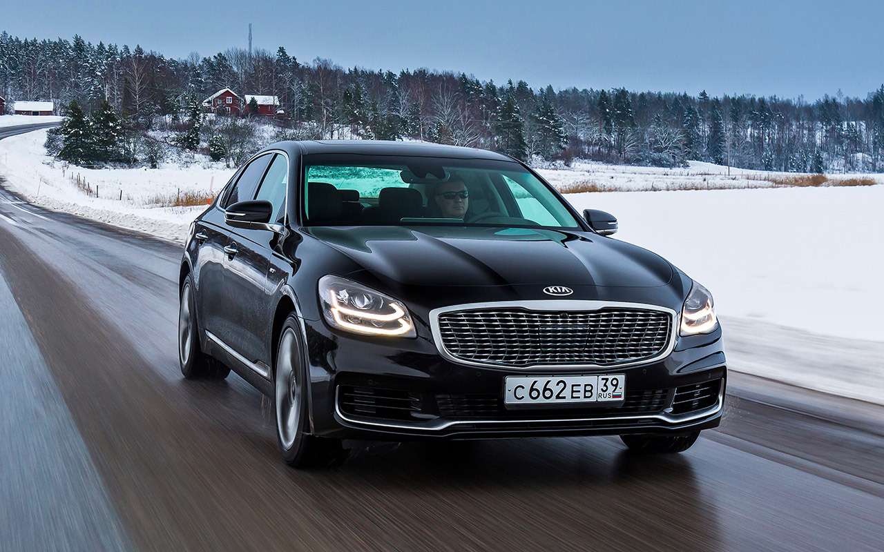 Дневные ходовые огни – двухнитевые. При включении поворотников желтым цветом мигает лишь верхняя нитка. Под стеклом на решетке радиатора – радар активного круиз-контроля.