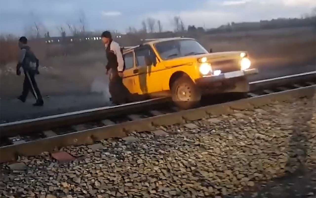 Нива застряла на железнодорожных путях. Ей помог проходящий поезд