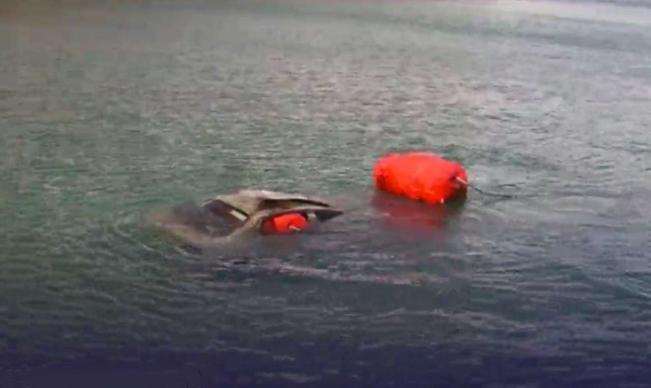 Со дна Байкала достают затонувшие автомобили