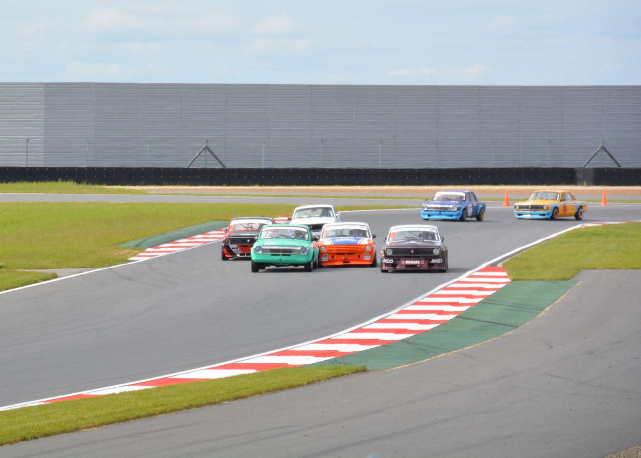 Гонки только называются любительскими: будущий победитель Антон Долгополов (на оранжевой «Волге» посередине) борется с Андреем Чесноковым (слева) и Иварсом Янексом как бывалый профессионал...