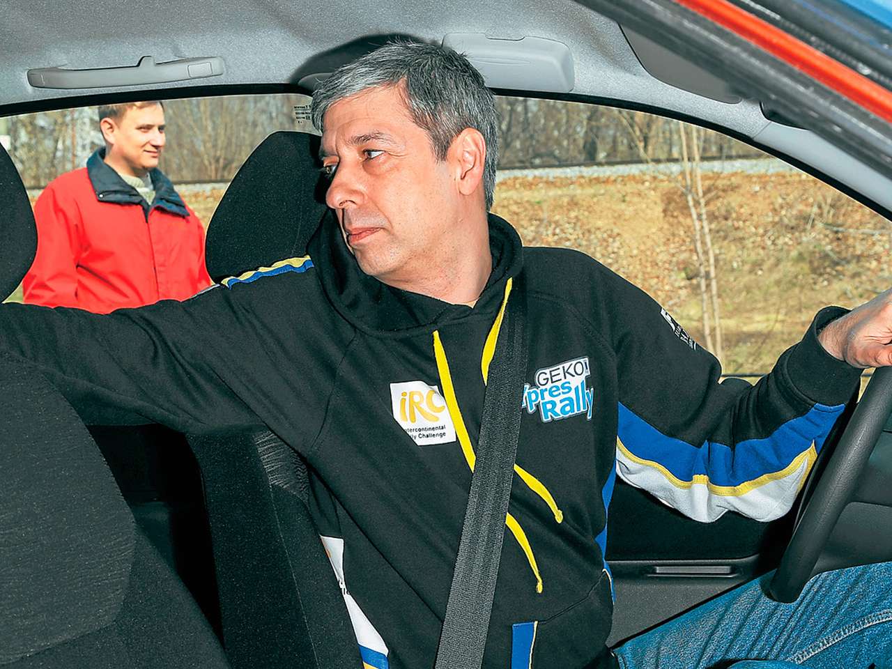 При «классической» посадке для езды задним ходом за спиной водителя слева – огромная слепая зона.