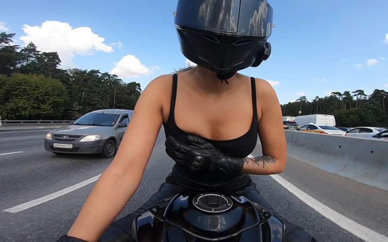 Догонялись: мотоблогерша сняла свое падение на видео